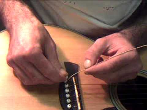 Einfädeln einer Gitarrensaite mit Ballend in die Bridge (Westerngitarre)