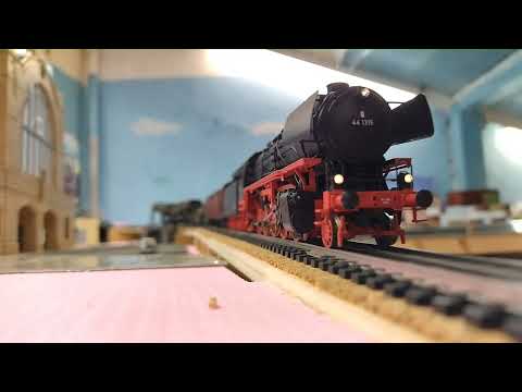 Trix BR 44 1315 Art 22989 dampft an der Dammtor H0 Baustelle vorbei.