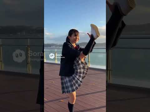 美人女子高校生モデルYouTuberが脚を前に上げてI字バランスに挑戦するが風が吹いて転んでしまう。 撮影者はその子の周りを後ろまで回る様に撮影して