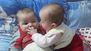 ikiz bebeklerin emzik kavgasi savasi komik bebek v