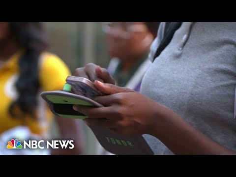 越來越多的學校要求學生在上課時鎖上手機 (Growing number of schools requiring students to lock away cellphones while in class)