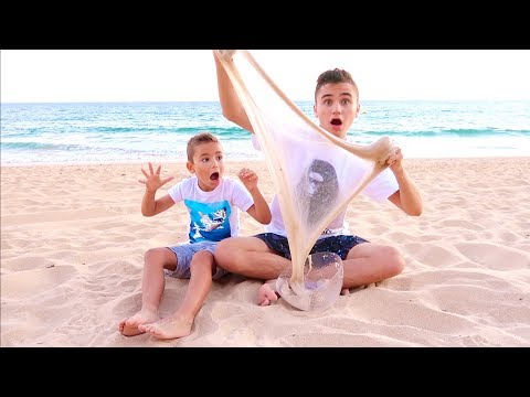 On fait du Slime sur la Plage avec du Sable ! Making slime on the beach