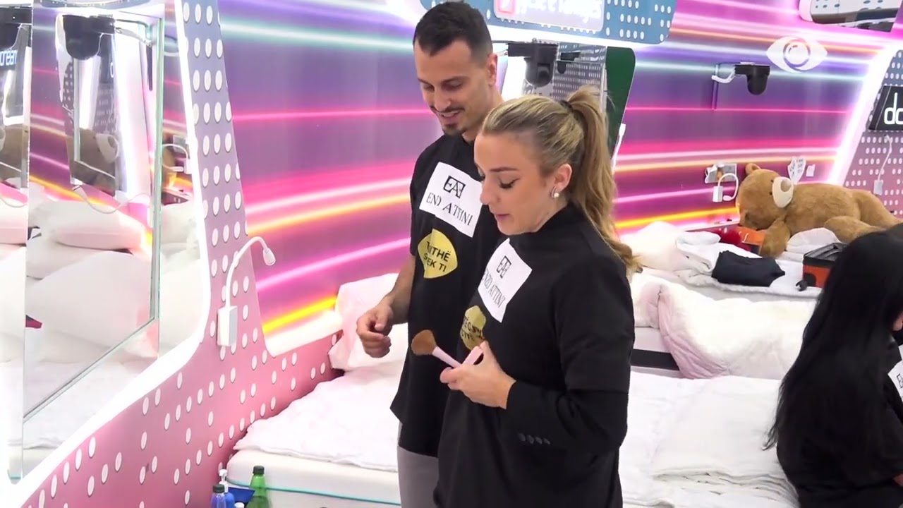 Mateo përkujdeset për pamjen e Juelës i bën make up