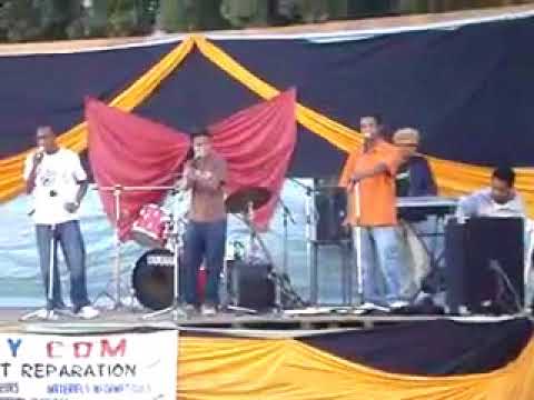 Des élèves du Lycée Privé Saint Joseph Antsirabe chantent "Isekely" de Mahaleo en 2008