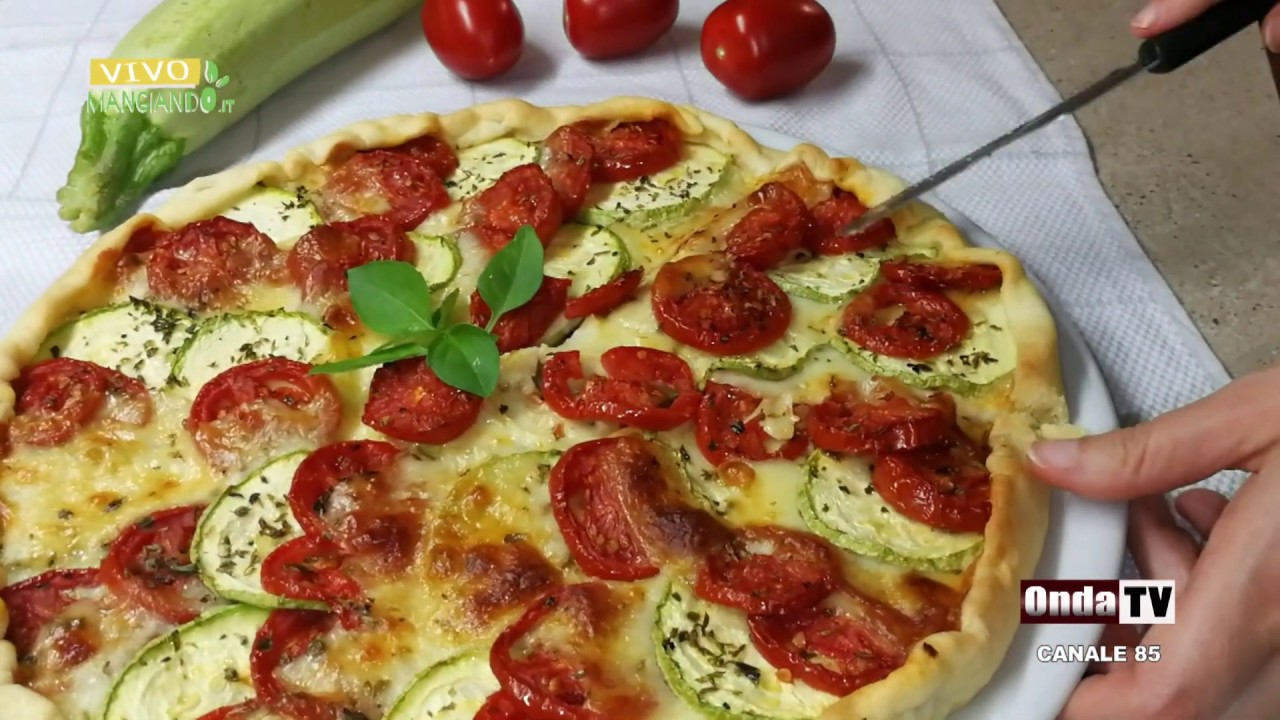 Torta salata con zucchine, pomodori e scamorza. Ricetta facile