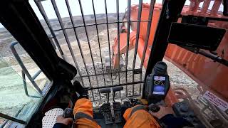 Hitachi 470 loading crusher...