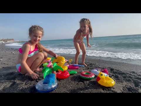 Kids at the beach // GIRLS PLAYING WITH INFLATABLE TOYS IN THE SEA - V&K Fun Club #italy #vlog #kids