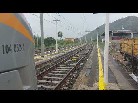 L'IC 1961 Roma T.ni - Palermo C.le incrocia il RV 5354 alla stazione di Brolo (ME)