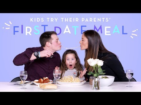 孩子們嘗試父母的第一次約會餐｜孩子們嘗試｜HiHo Kids (Kids Try Their Parents' First Date Meal | Kids Try | HiHo Kids)