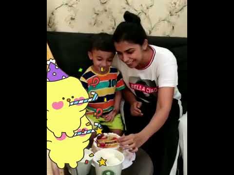 Namish loves cutting cakes, but hates eating it #cake #cakecutting #birthdays #NamishVlogs