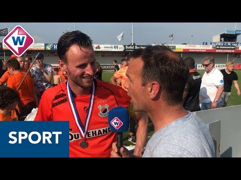 Robbert Susan emotioneel na uitreiken kampioensschaal Katwijk: 'Deze is voor Sander'
