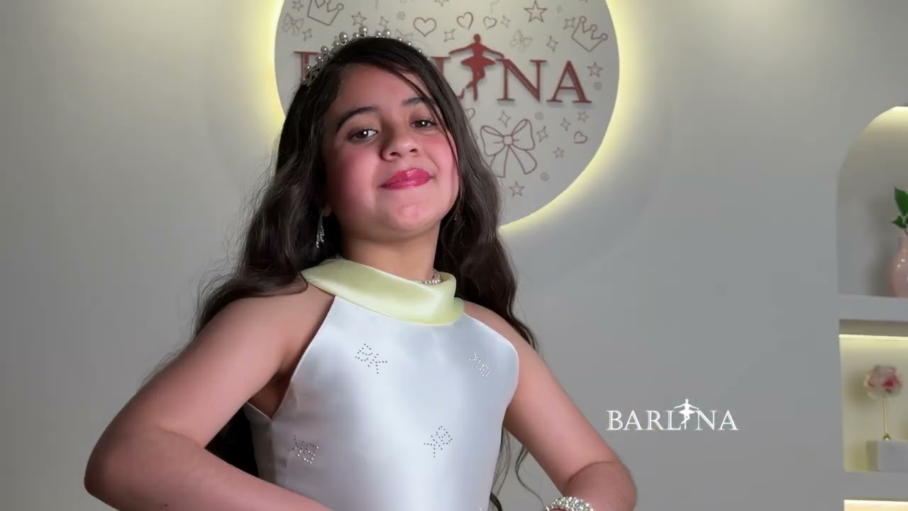 فستان بناتي أبيض فاخر بتصميم ملكي - سنة