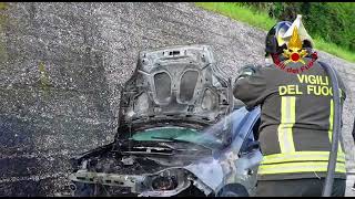 auto-in-transito-sull-a16-prende-fuoco