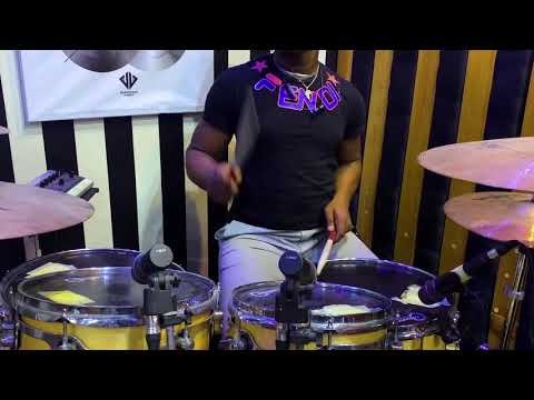 Evih performing Wonder Remix with 4Chunez band