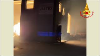 incendio-capannone-industriale-a-sperone-l-intervento-dei-vigili-del-fuoco