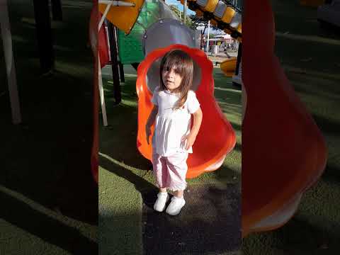 mi nieta Amalie  jugando en el tobogán del parque  poás de Alajuela
