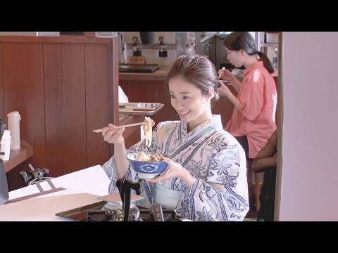 上戸彩が浴衣姿でうどんをすする！丸亀製麺CMメイキング - TKHUNT