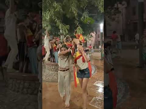 En la Plaza de la Fuente Vieja de Villanueva de Córdoba celebran el título de Campeones del Mundo