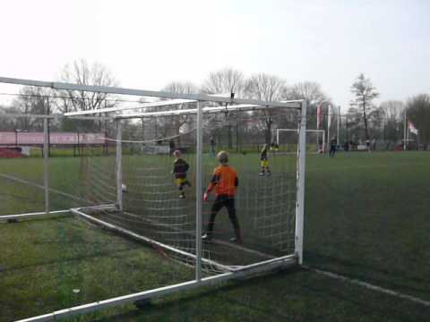 Julius scoort gelijkmaker ( MKV´29 F3 - Leovardia F3 )