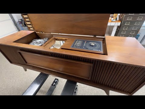 Wartung einer GE Stereoanlage Modell C843 mit dem Stereo-Bibliothekssystem TAC/TD-250