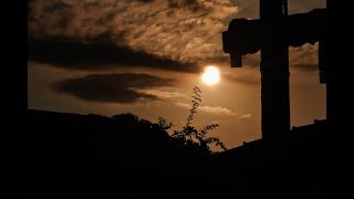 На далеком холме старый крест виден мне