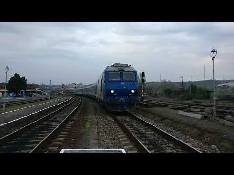 Trenul IR 143 Viena - Cluj Napoca trece în viteză prin Oradea Est.