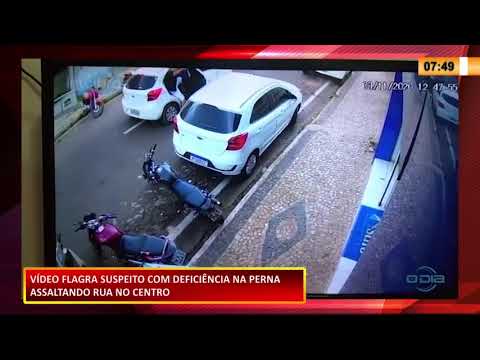 Vídeo flagra suspeito com deficiência na perna fazendo assaltos nas ruas de Teresina 04 11 2020