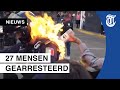 Heftig: demonstrant zet agent in de fik
