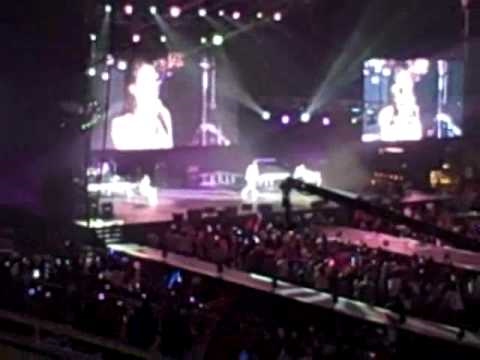 Onew runs across stage ^.^ SMTown Live 2010 LA Staples center 090410