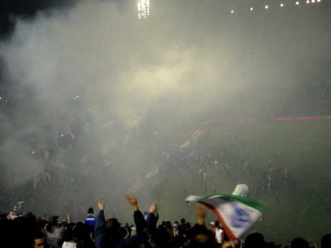 "Humo, más humo, mucho humo!!!" Barra: La Pandilla de Liniers • Club: Vélez Sarsfield • País: Argentina