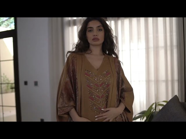 جلابية شتوية بقصه واسعة مطرزة من الأمام