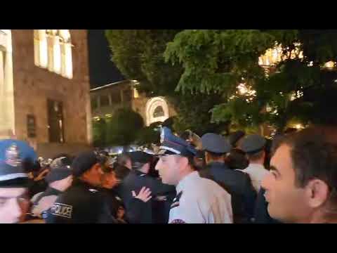 Կրկին բախում ոստիկանների հետ. վիճակը թեժ է