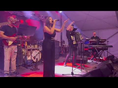 Djevojka je zelen bor sadila