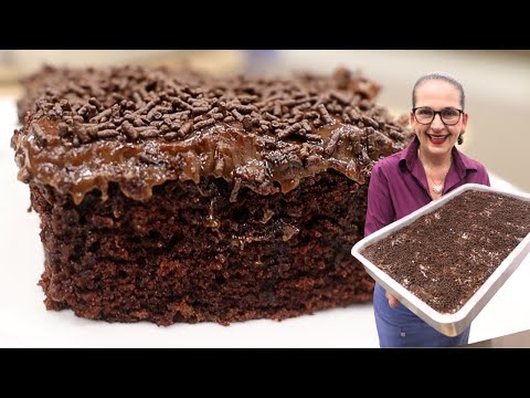 FLUFFY AND MOIST! EASY CHOCOLATE CAKE WITH HOT Fudge! - Isamara Amâncio