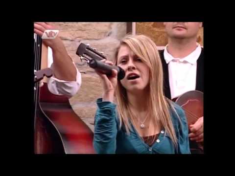 Martina Pavlinić Jazbec i KUD "Pregrada" - Popevka za ljubav