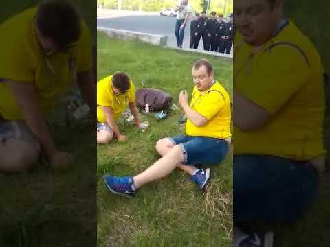 Шведские болельщики спят на газоне в центре Нижнего Новгорода
