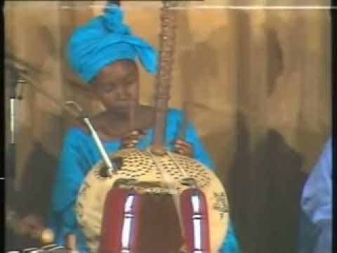 Kadé Diawara and all-female l'Ensemble Instrumental National de Guinee