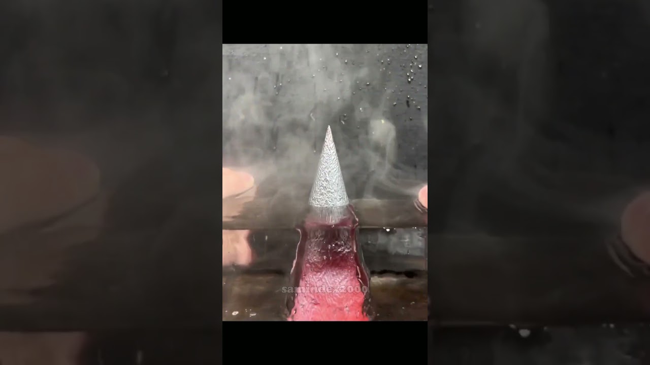 1000度のピラミッド vs 氷の塊 #shorts