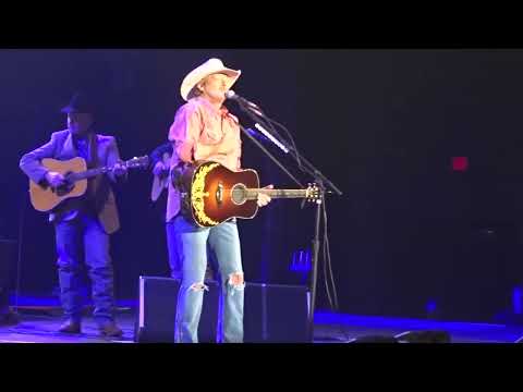 Emotional Tribute Alan Jackson's Unforgettable Home Performance in Honor of His Mother | Live at Inf
