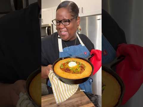 Homemade Chili & Cornbread Skillet #recipe #chilirecipe #homemade