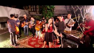 Mocca feat. Kelas Mocca - You And Me Against The World (Live Performance)