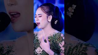 Download lagu Pelampiasan-Silvy Kumalasari mp3
