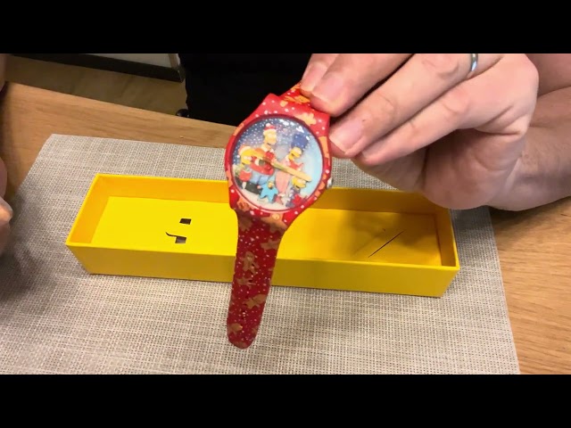Vídeo relacionado con Swatch Reloj para The Simpsons New Gent SUOZ361 Wondrous Winter Wonderland, Pulsera Clásica, Clásico