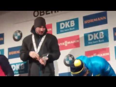 Биатлон Награждение Александра Логинова за победу в Оберхофе