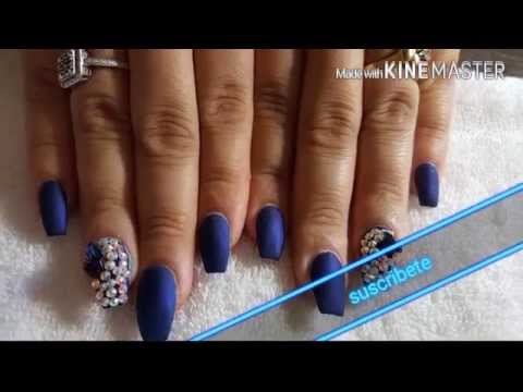 Uñas negras mate con dorado