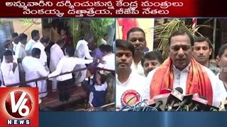 Telangana Political Leaders visit Ujjaini Mahakali Temple | Lashkar Bonalu - V6 News
