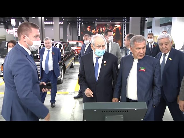 Рустам Минниханов посетил выставочный комплекс Ак Барс - RETRO CARS