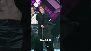 Download lagu 倾斜的雨丝，倾斜的你与痴，倾斜的亲我！ 林忆莲倾斜演唱会音乐现场版~  Sandy Lam Concert 2025 Music video Song Live mp3