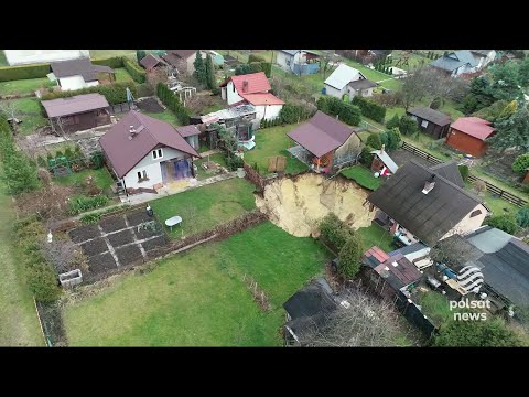 Wielkie zapadlisko w Trzebini. Dziura w ziemi pośrodku ogródków działkowych
