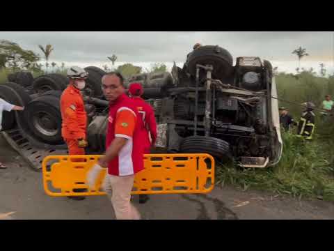 AGORA: motorista preso às ferragens e resgate difícil causa congestionamento no sentido Peritoró